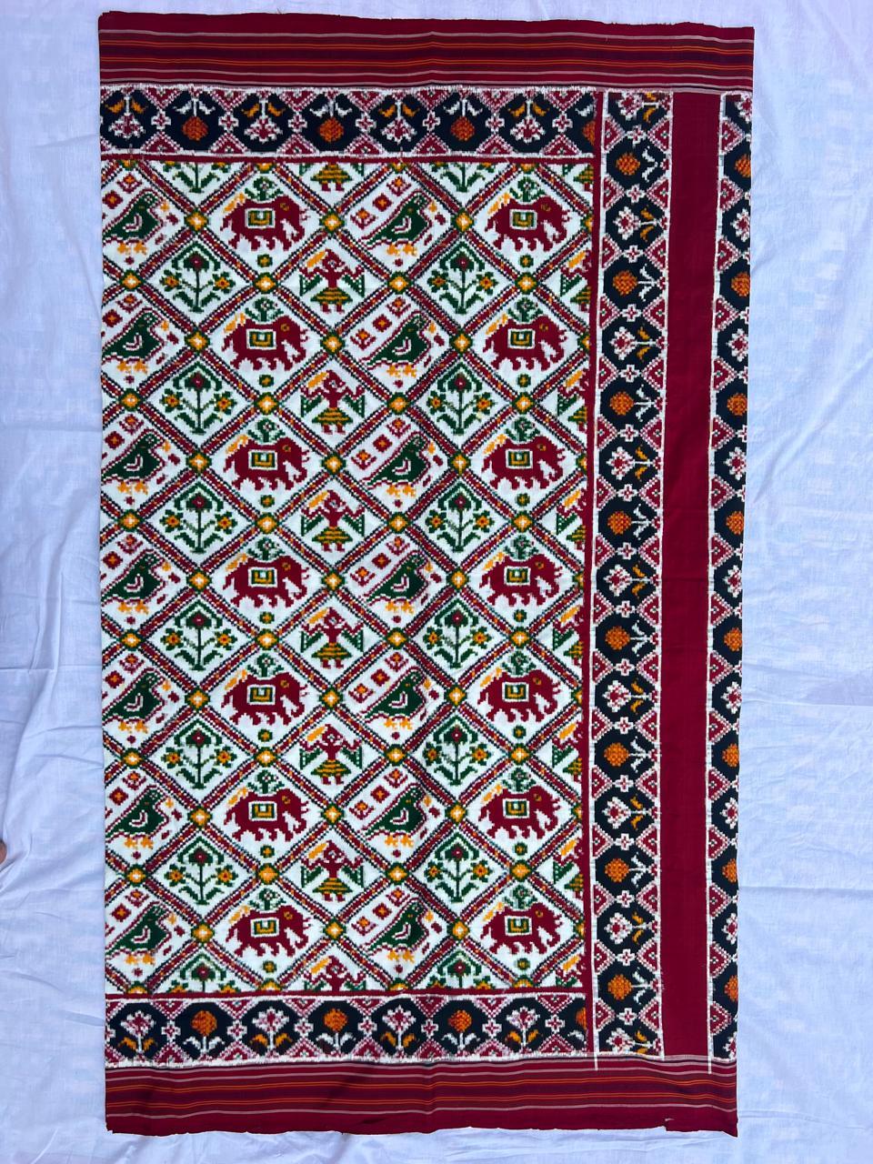 DOUBLE IKKAT TRADITIONAL WHITE NARIKUNJ SAREE - pochampallysarees.com