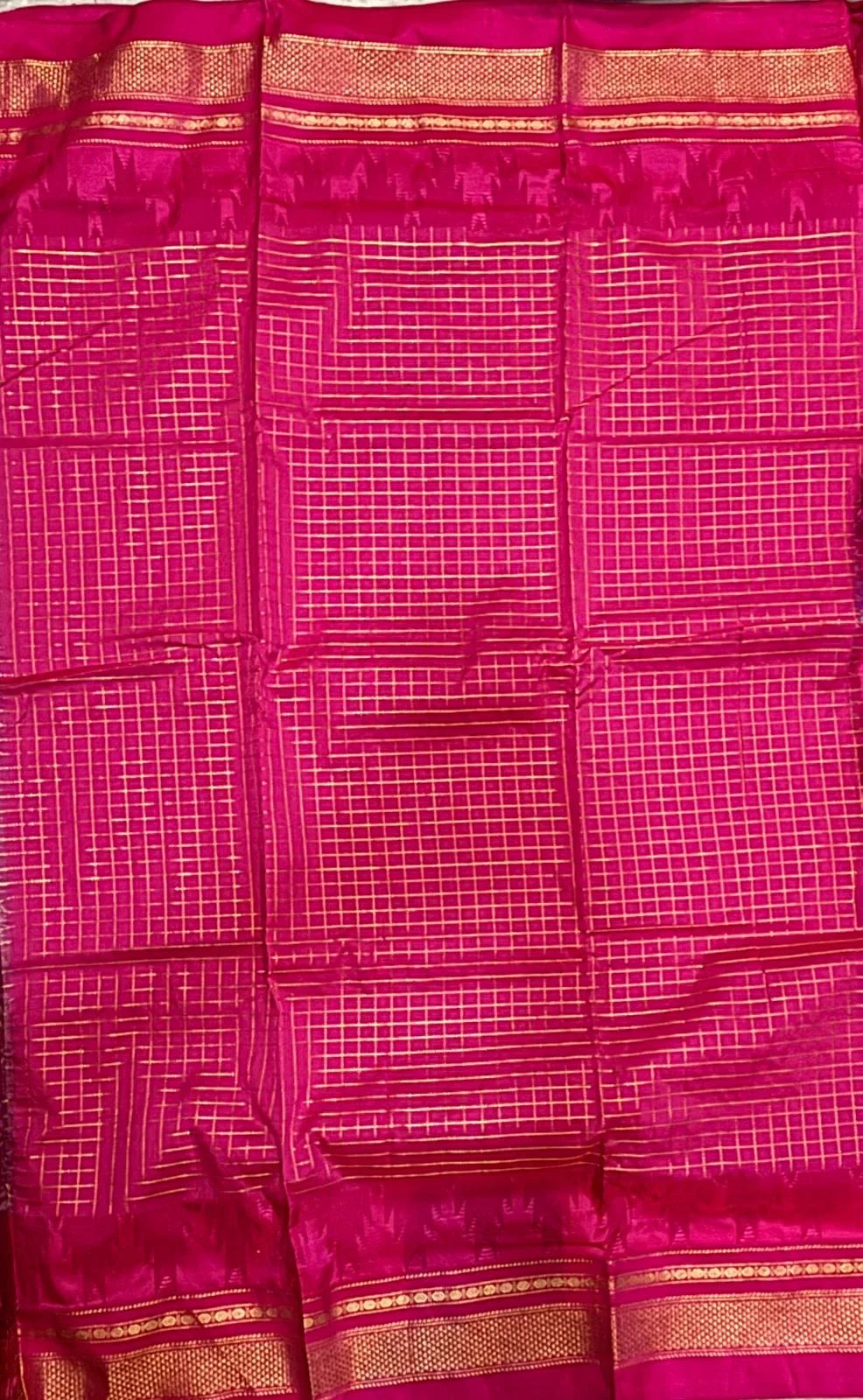 Elegant Gray Gadwal Saree with Vibrant Pink Pallu & Zari Border - pochampallysarees.com