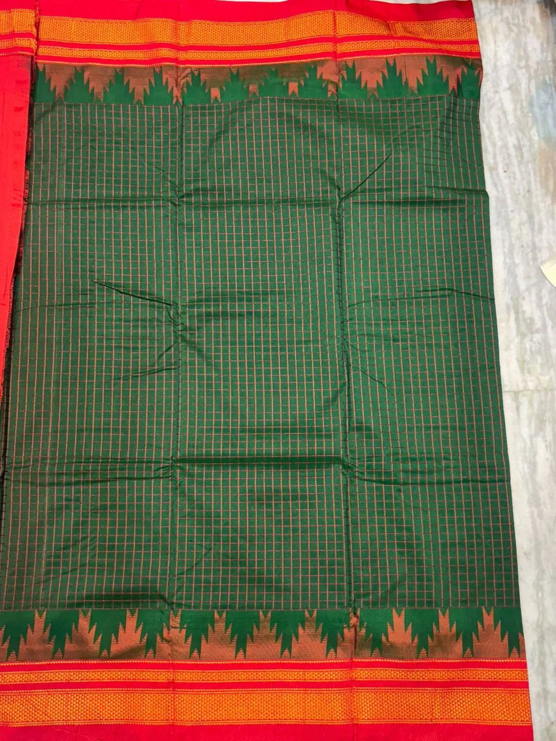 Authentic Green Pure Gadwal Silk Saree with Contrast Red Temple Border & Pallu | Handwoven Saree - pochampallysarees.com