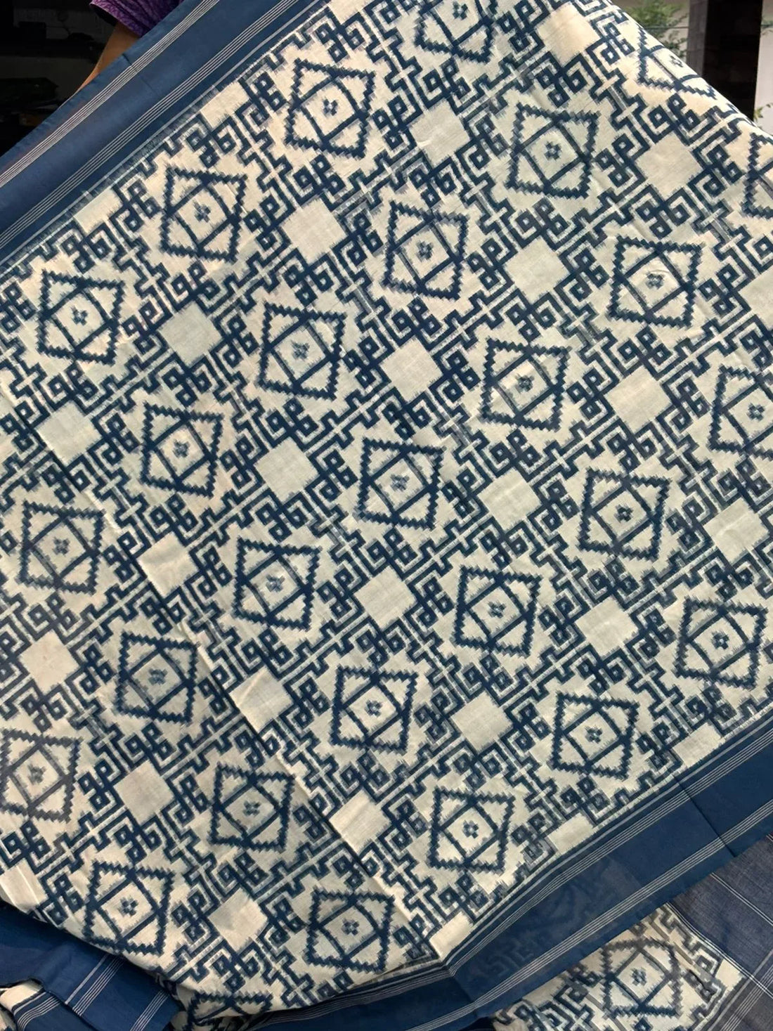 POCHAMPALLY DOUBLE IKKAT COTTON WHITE BLUE SARI - pochampallysarees.com