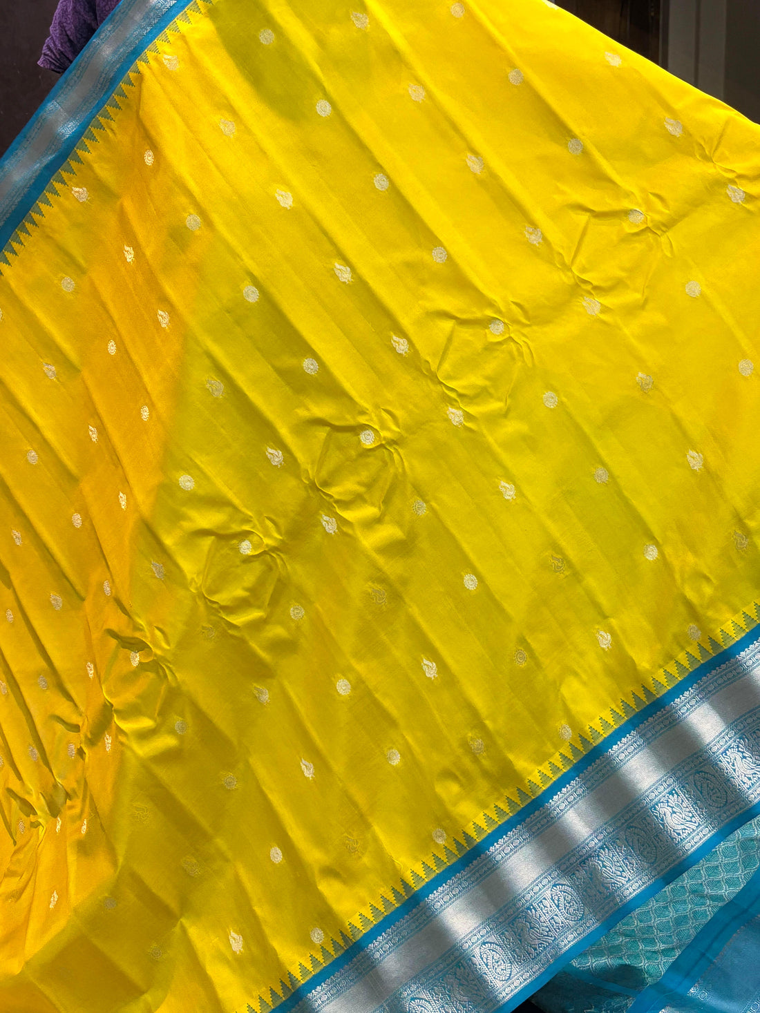 PURE GADWAL SILK BODY BUTTI YELLOW PALLU BLUE SMALL BORDER AND BLOUSE BLUE SAREE - pochampallysarees.com