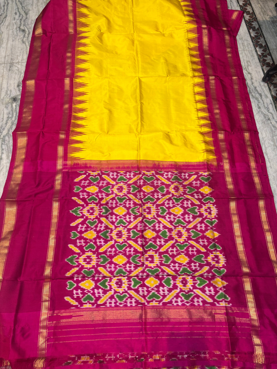 Exquisite Handloom Pochampally Silk Saree in Vibrant Yellow & Deep Pink with Traditional Ikat Patterns