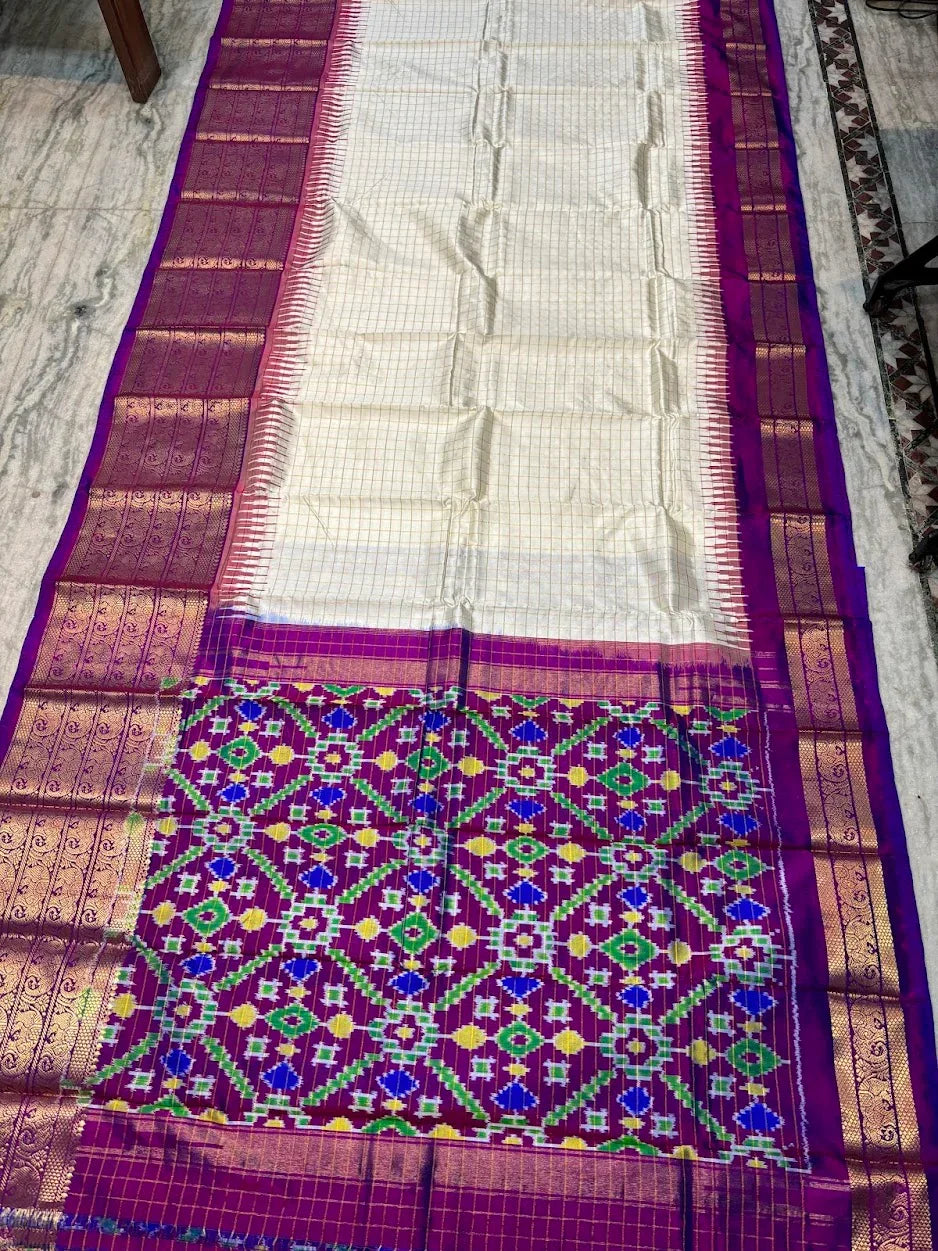 Pure Handloom Ikkat Silk Saree in Off-White & Purple | Gold Zari Check Body with Geometric Pochampally Pallu | Traditional Wedding Pattu Saree - pochampallysarees.com