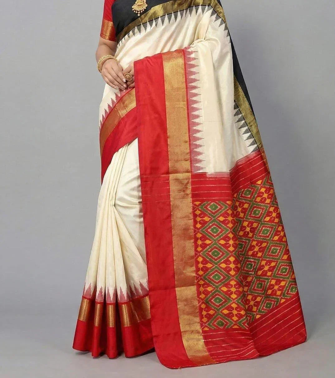 POCHAMPALLY IKKAT SILK MIDDLE CREAM ONE GANGA JAMUNA KANCHI BORDER RED AND ONE BORDER BLACK PALLU RED AND BLOUSE SAME AS IKKAT DESIGN - pochampallysarees.com