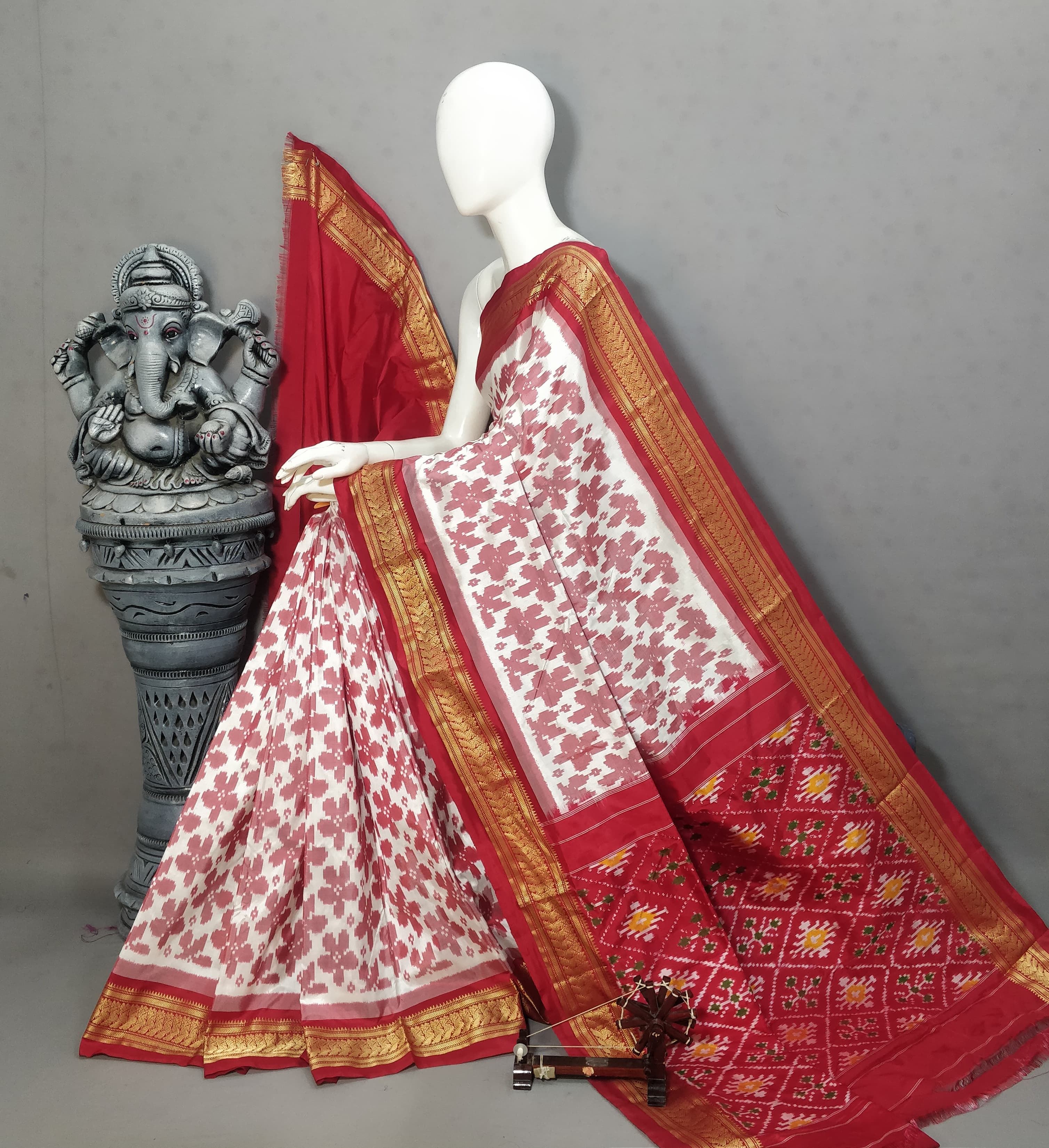 POCHAMPALLY IKKAT SILK PATOLA MIDDLE WHITE BORDER AND PALLU RED ZARI BORDER ALLOVER DESIGN SAREE