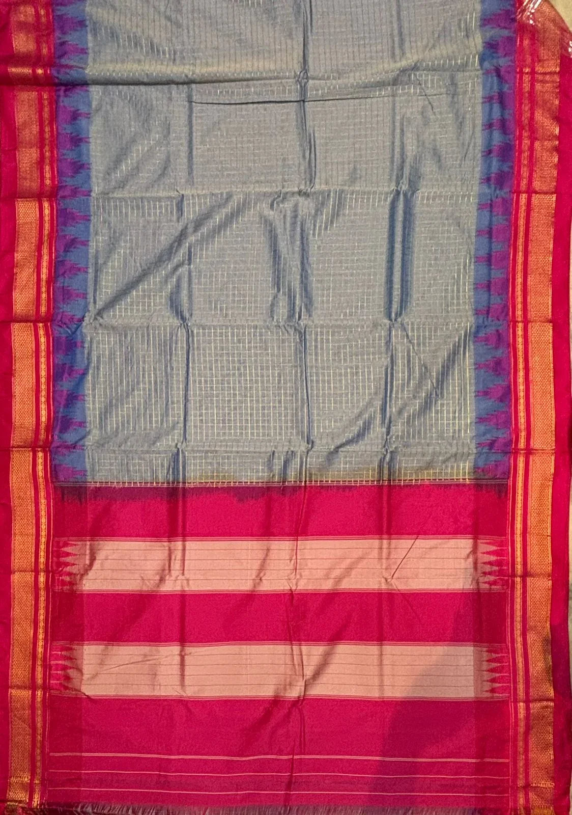 Elegant Gray Gadwal Saree with Vibrant Pink Pallu & Zari Border - pochampallysarees.com