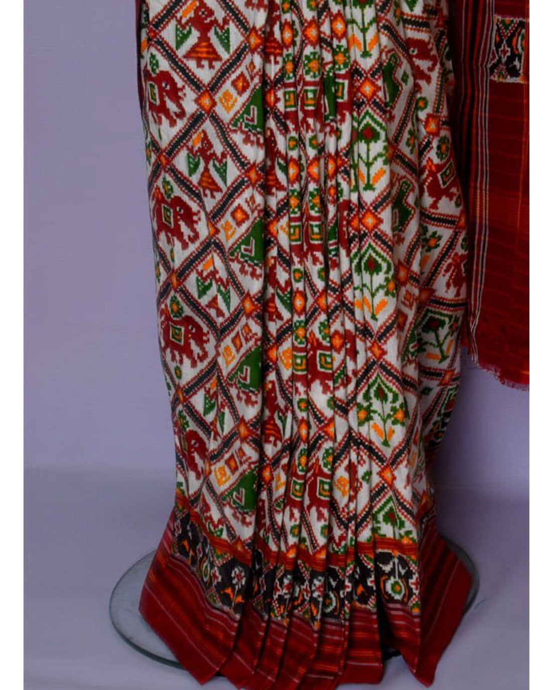 DOUBLE IKKAT TRADITIONAL WHITE NARIKUNJ SAREE - pochampallysarees.com