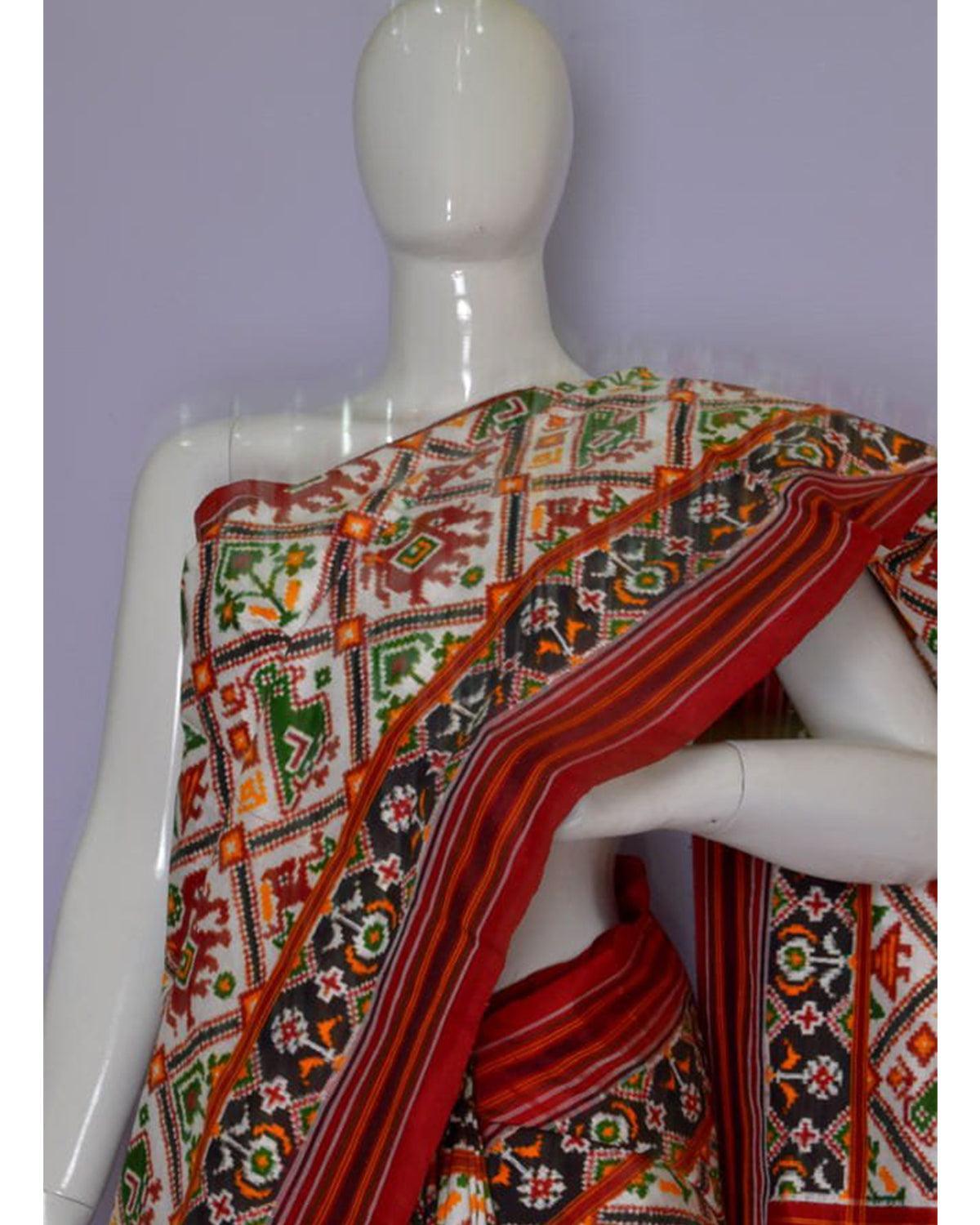 DOUBLE IKKAT TRADITIONAL WHITE NARIKUNJ SAREE - pochampallysarees.com