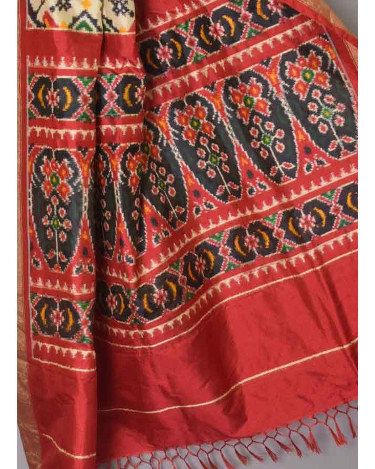 HAND WOVEN POCHAMPALLY DOUBLE IKKAT PANPATOLA CREAM COLOR SILK SAREE - pochampallysarees.com