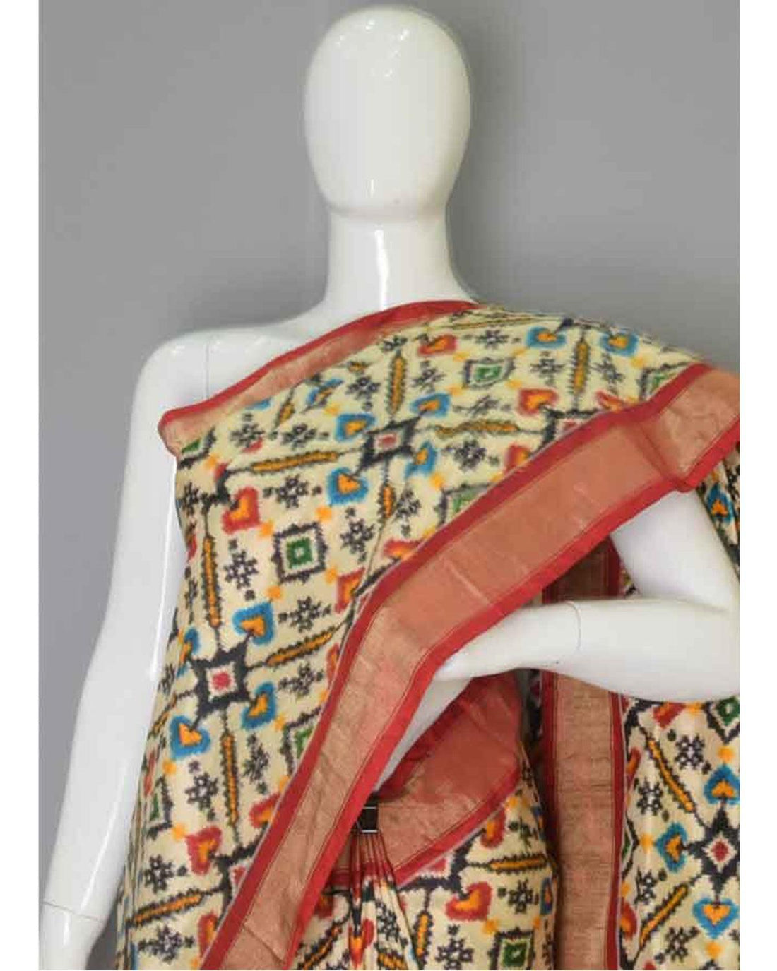 HAND WOVEN POCHAMPALLY DOUBLE IKKAT PANPATOLA CREAM COLOR SILK SAREE - pochampallysarees.com