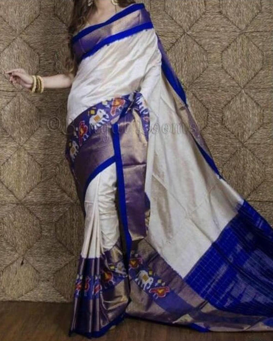 LATEST POCHAMPALLY IKKAT CREAM WITH BLUE COLOR ZARI CHECKS SAREE - pochampallysarees.com