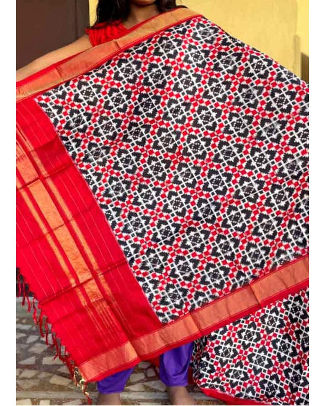 POCHAMPALLY IKAT PATOLA SILK BLACK COLOR DUPATTA - pochampallysarees.com