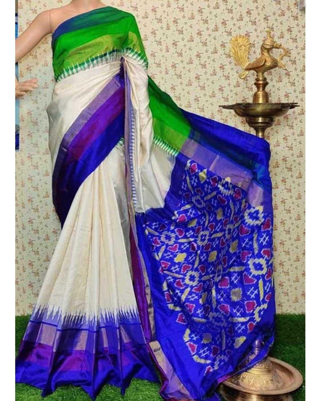 POCHAMPALLY IKAT SILK CREAM WITH BLUE AND GREEN COLOR SAREE - pochampallysarees.com