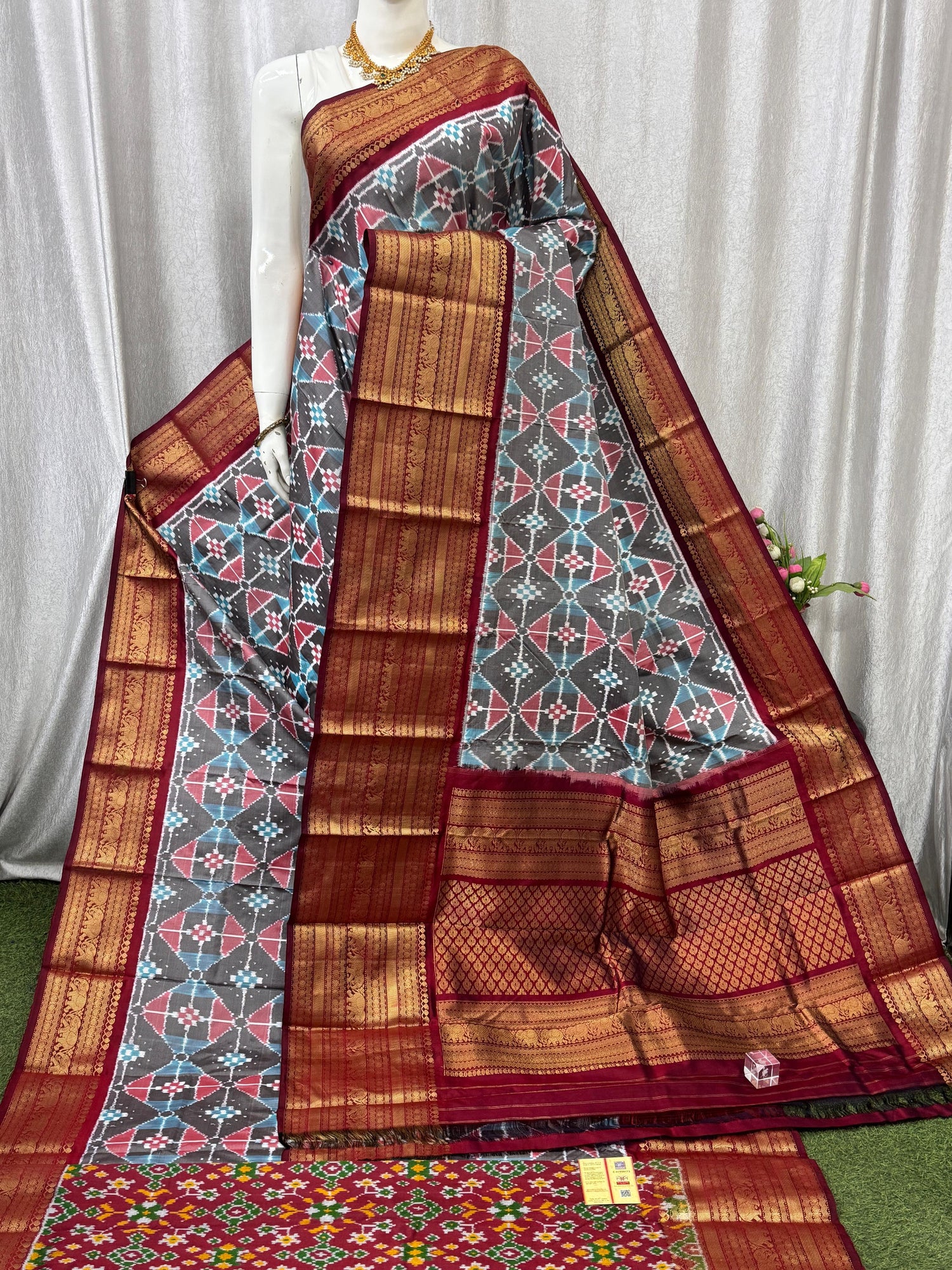 Pochampally Ikkat Kanchi Border Gray Chocolate Sari - pochampallysarees.com