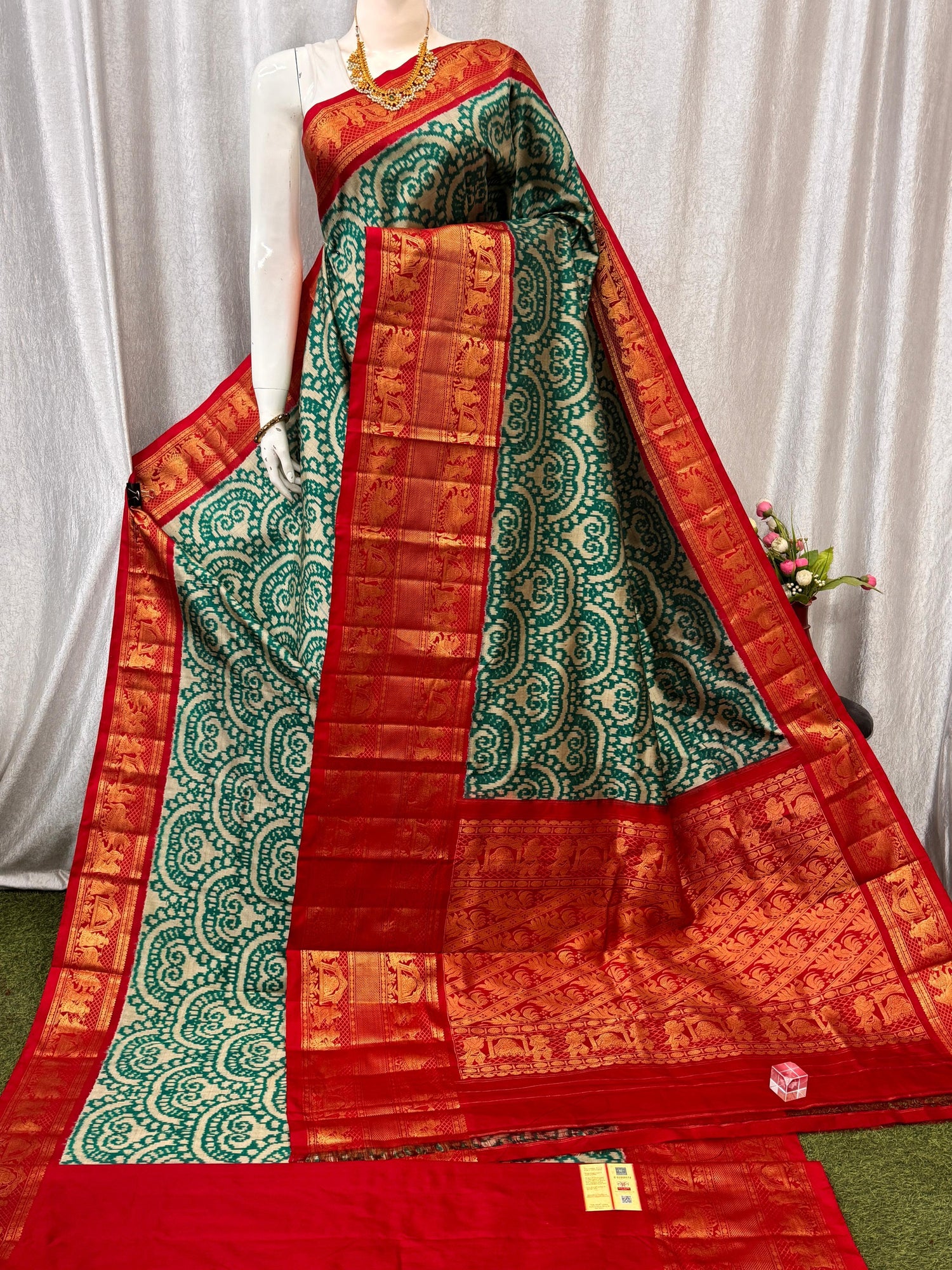 Pochampally Ikkat Kanchi Border Green Red Sari - pochampallysarees.com