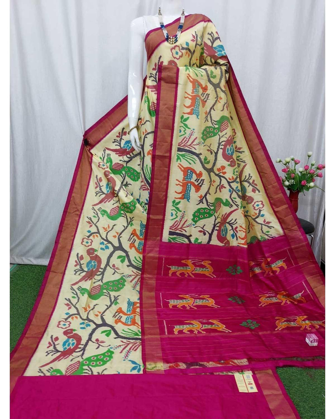 POCHAMPALLY IKKAT SILK CREAM WITH PINK COLOR SARI - pochampallysarees.com