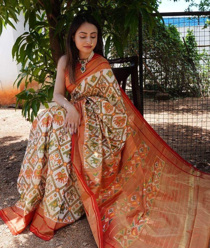 Pochampally Weaver Cream With Red Color - pochampallysarees.com