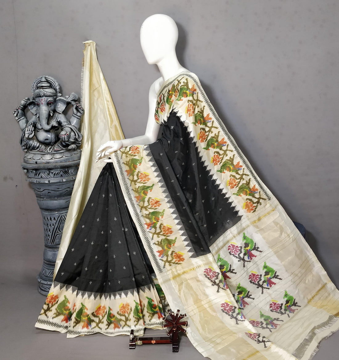 Pure Pochampally Ikkat Silk Body Color Black Border Pallu Cream - pochampallysarees.com