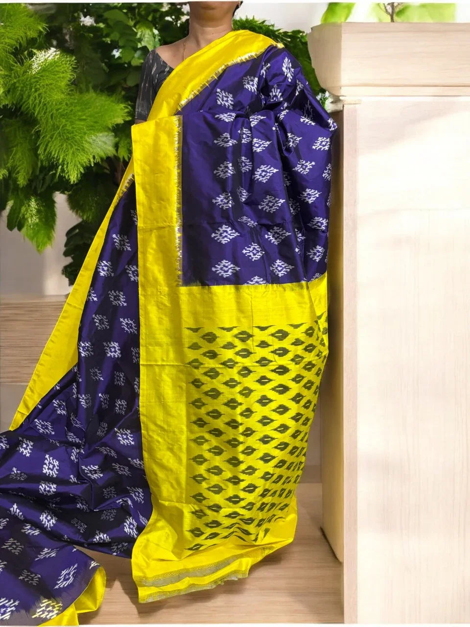 Pure Pochampally Ikkat Silk Body Color Lavender Border Pallu Yellow - pochampallysarees.com