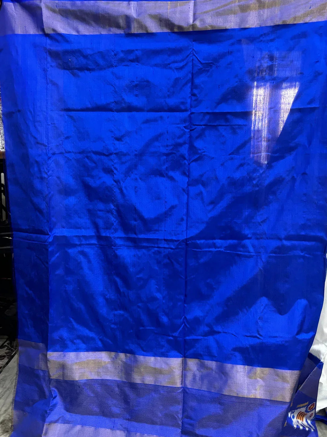 POCHAMPALLY IKKAT SILK BODY WHITE BORDER ELEPANTS AND PALLU BLUE SARI - pochampallysarees.com