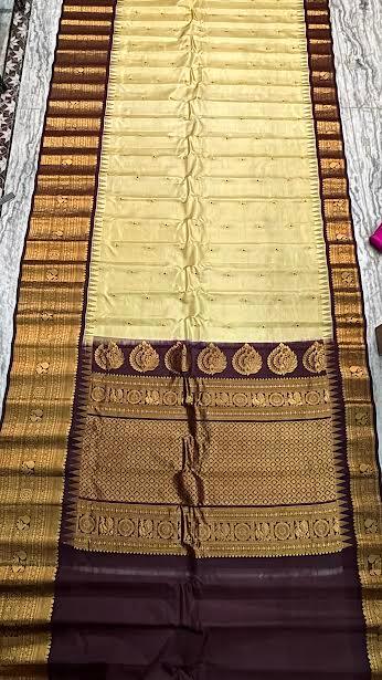 Pure Gadwal Silk Saree in Cream with Chocolate Pallu & Blouse - pochampallysarees.com