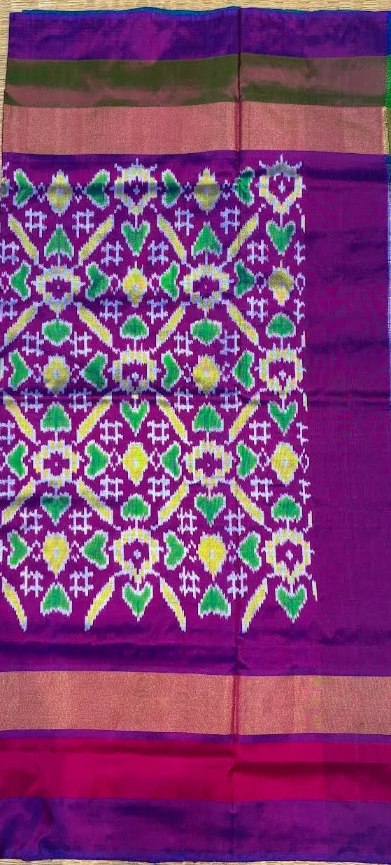 POCHAMPALLY IKKAT SILK MIDDLE CREAM ONE GANGA JAMUNA TISSUE BORDER PINK AND ONE BORDER GREEN PALLU AND BLOUSE SAME AS IKKAT DESIGN - pochampallysarees.com