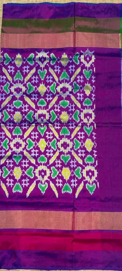 POCHAMPALLY IKKAT SILK MIDDLE CREAM ONE GANGA JAMUNA TISSUE BORDER PINK AND ONE BORDER GREEN PALLU AND BLOUSE SAME AS IKKAT DESIGN - pochampallysarees.com