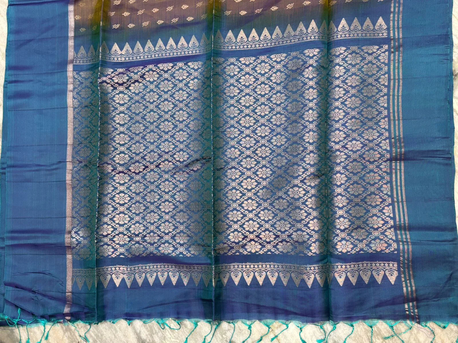 Exquisite Dual-Tone Soft Silk Saree with Peacock Blue Temple Border &amp; Rich Zari Pallu - pochampallysarees.com