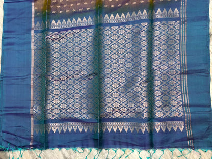 Exquisite Dual-Tone Soft Silk Saree with Peacock Blue Temple Border &amp; Rich Zari Pallu - pochampallysarees.com