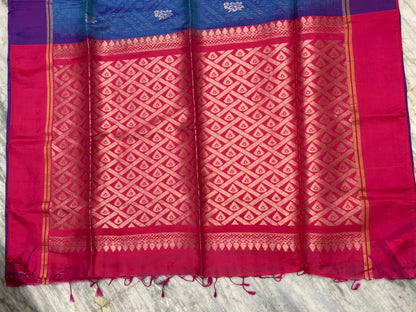 Premium Royal Blue Soft Silk Saree with Vibrant Magenta Pallu &amp; Traditional Floral Motif Weave - pochampallysarees.com