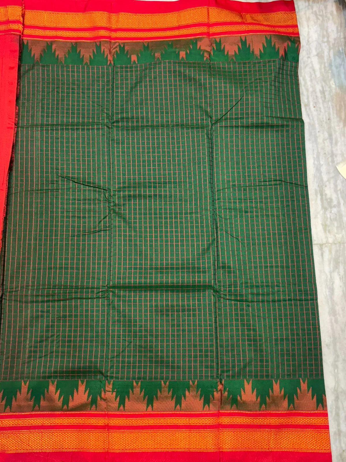 Authentic Green Pure Gadwal Silk Saree with Contrast Red Temple Border &amp; Pallu | Handwoven Saree - pochampallysarees.com