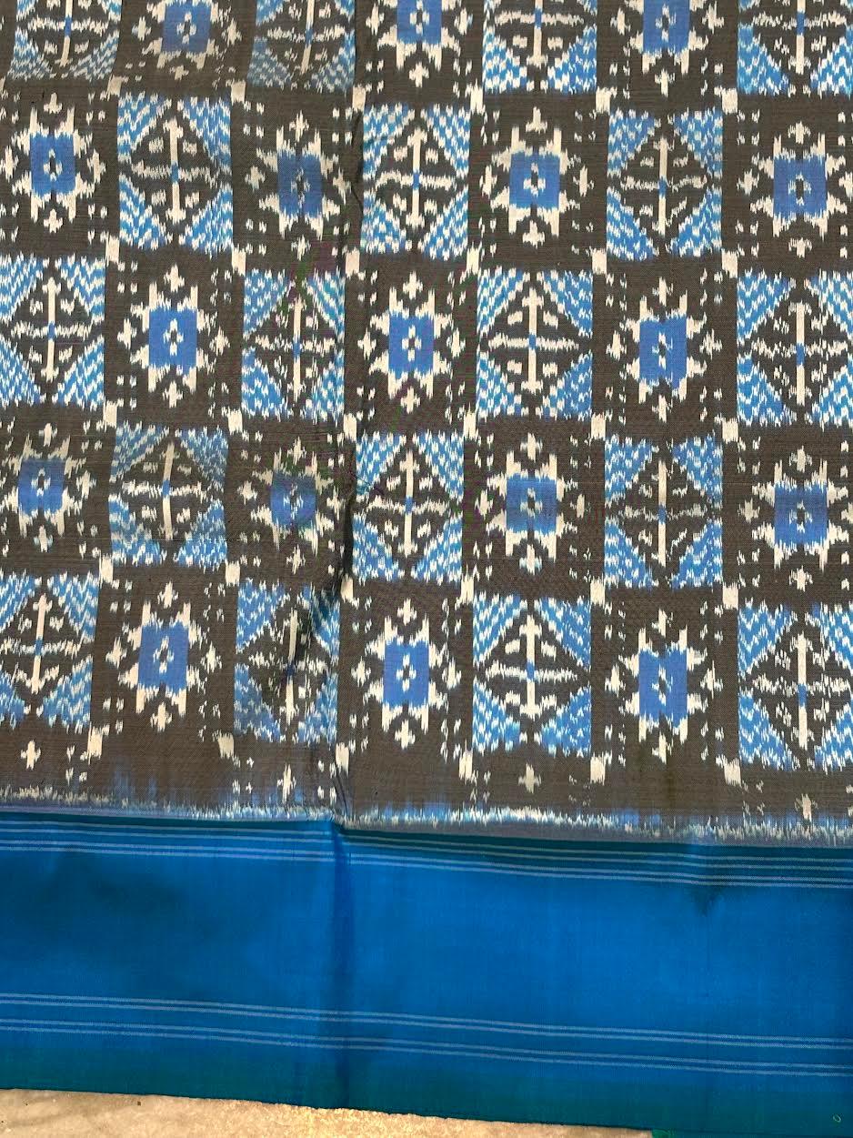 Authentic Pochampally Ikkat Pure Silk Saree – Charcoal Grey &amp; Royal Blue Geometric Pattern with Contrast Border | Handloom Pattu Saree for Weddings - pochampallysarees.com