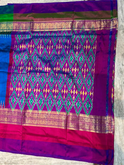 Pochampally Ikat Silk Saree – Blue Body with Ganga-Jamuna Borders (Pink &amp; Green) | Dual-Tone Handloom Classic - pochampallysarees.com