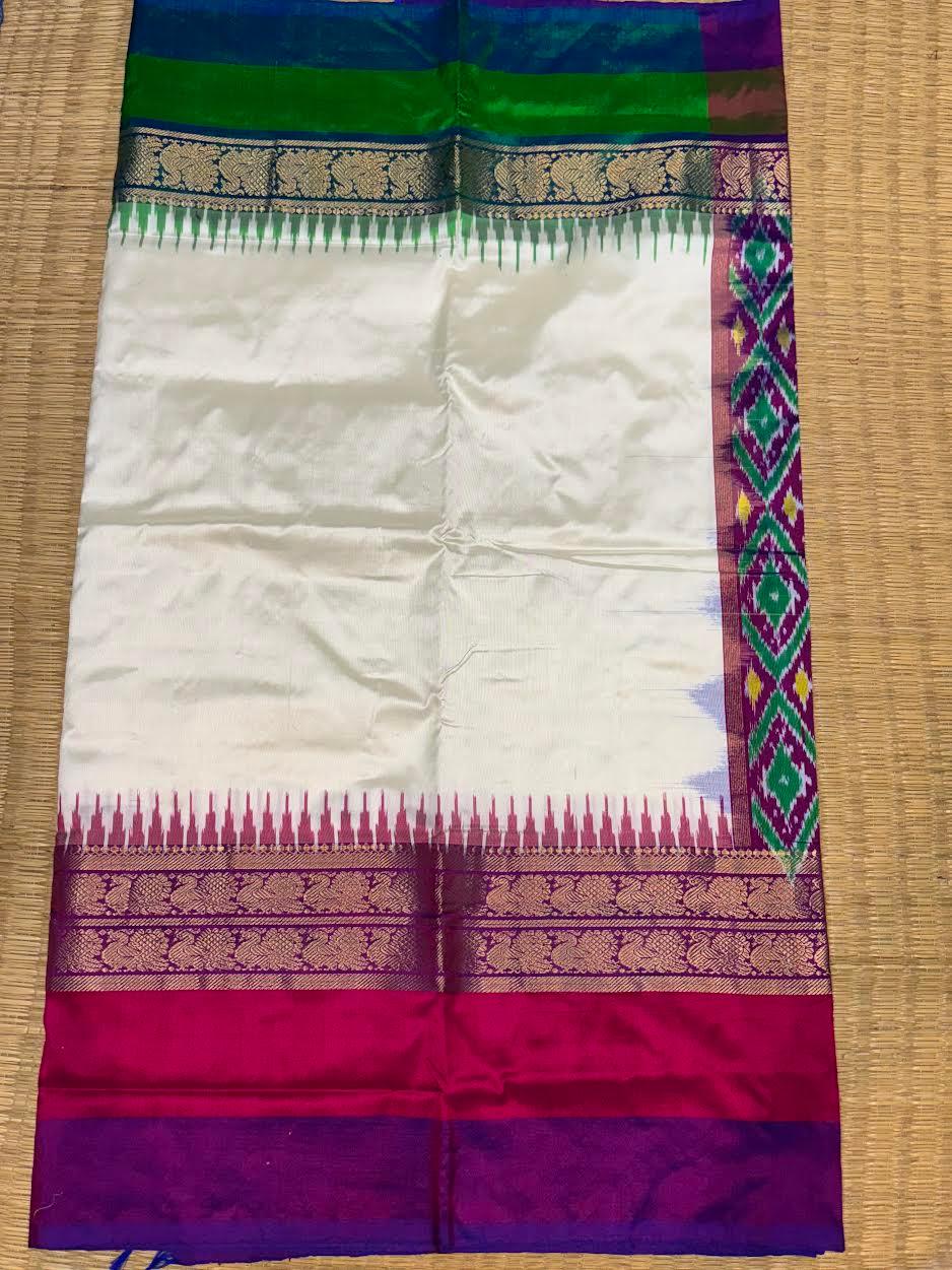 POCHAMPALLY IKKAT SILK MIDDLE CREAM ONE GANGA JAMUNA KANCHI BORDER PINK AND ONE BORDER GREEN PALLU AND BLOUSE SAME AS IKKAT DESIGN - pochampallysarees.com