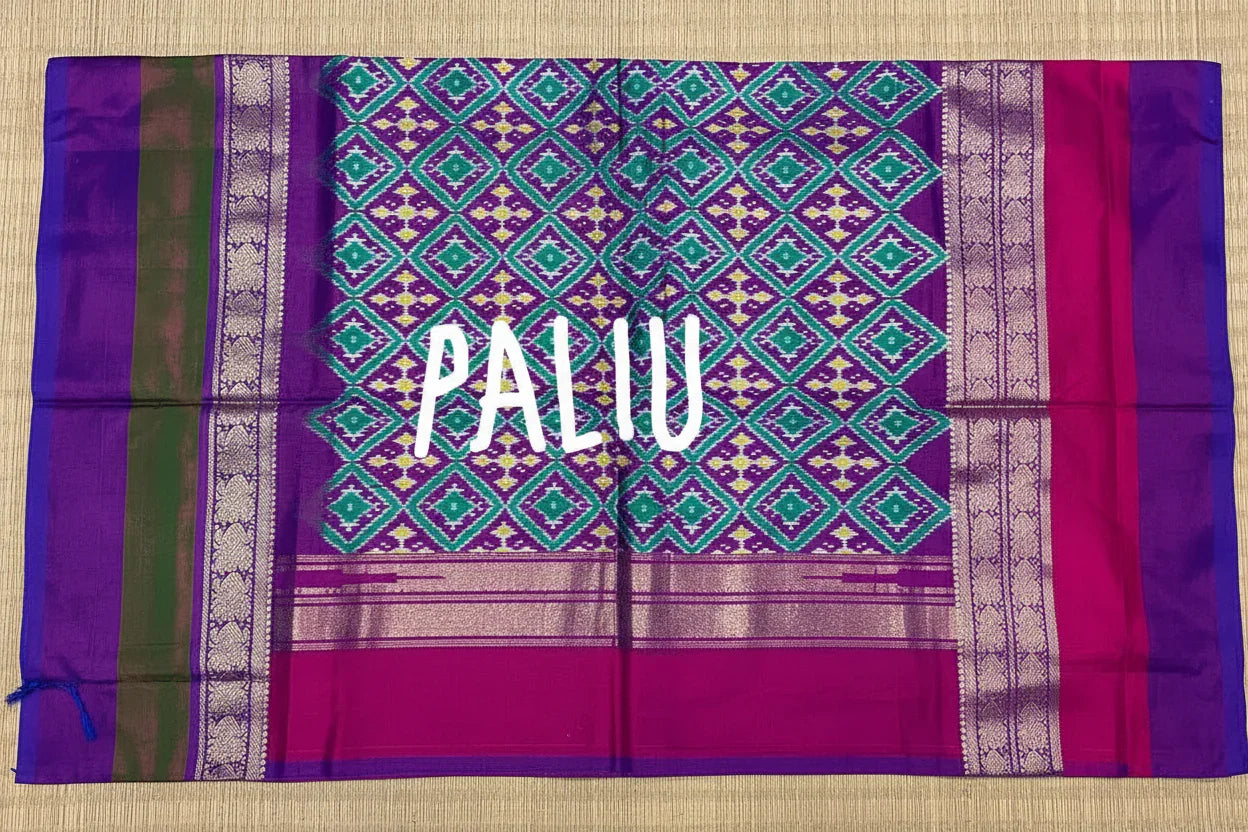 POCHAMPALLY IKKAT SILK MIDDLE CREAM ONE GANGA JAMUNA KANCHI BORDER PINK AND ONE BORDER GREEN PALLU AND BLOUSE SAME AS IKKAT DESIGN - pochampallysarees.com