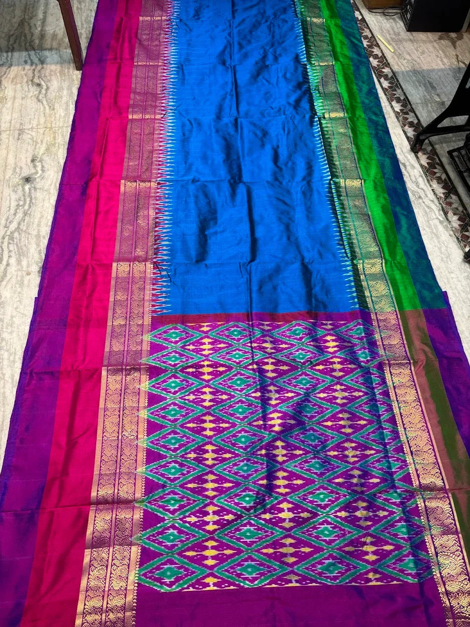 Pochampally Ikat Silk Saree – Blue Body with Ganga-Jamuna Borders (Pink &amp; Green) | Dual-Tone Handloom Classic - pochampallysarees.com