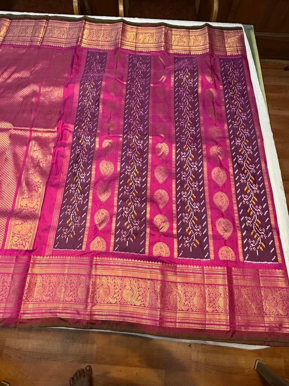 Pure Pochampally Ikat Silk Saree with Heavy Kanchi Gold Zari Border | Dual-Tone Magenta &amp; Purple Fusion Wedding Saree - pochampallysarees.com