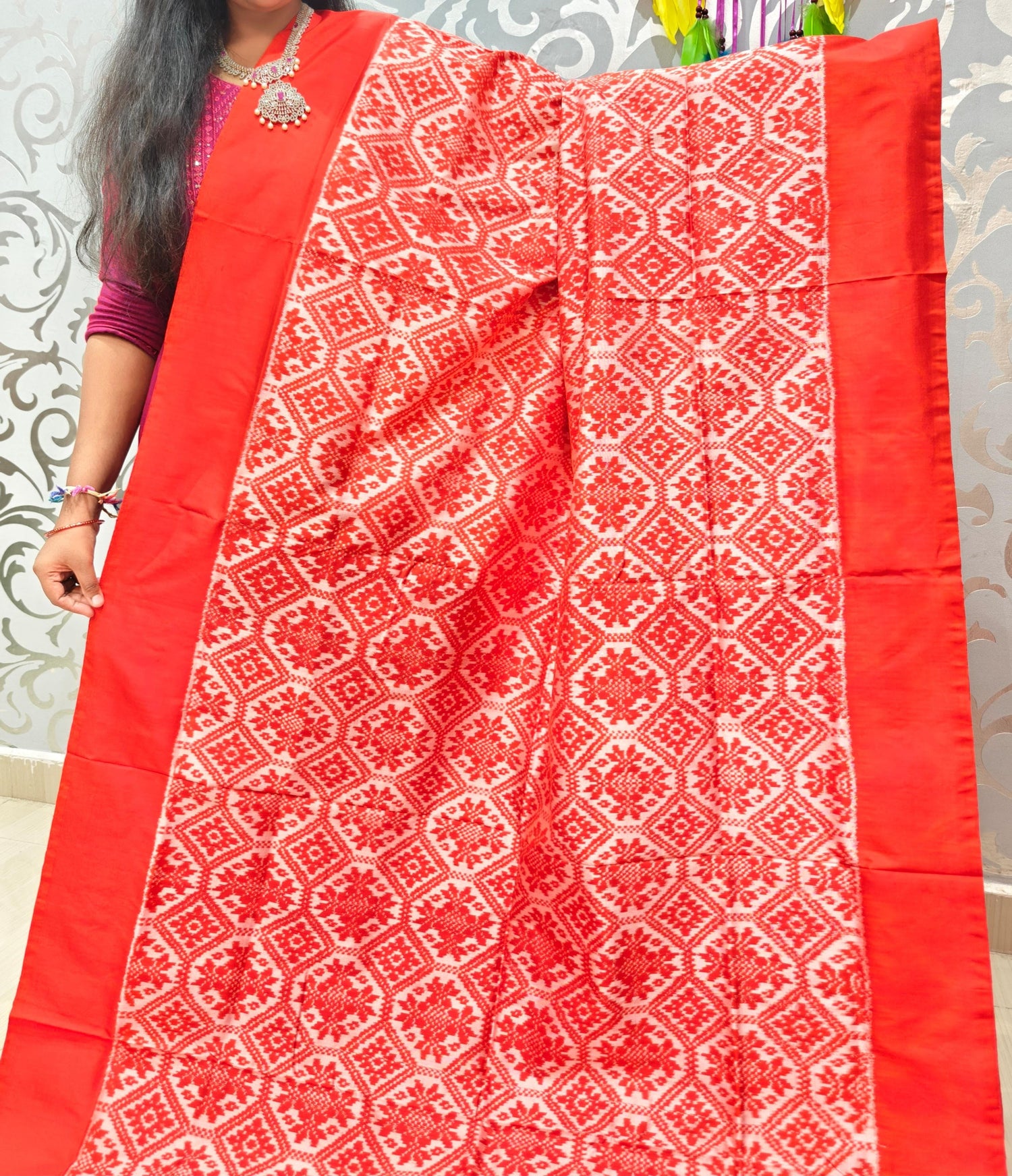 POCHAMPALLY IKAT SILK BODY WHITE BORDER RED