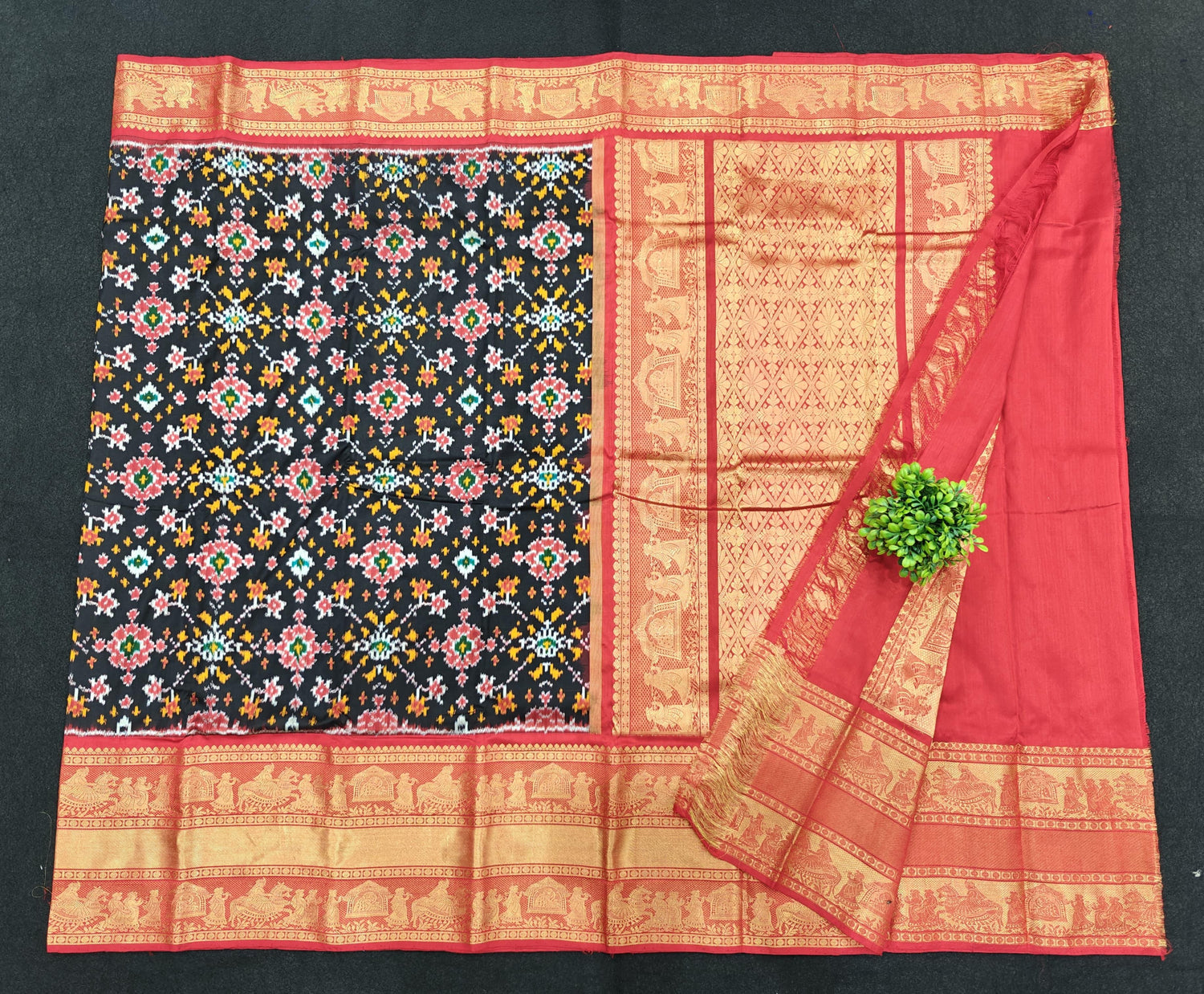 Pochampally Ikkat Pattu Sarees With Kanchi Border - pochampallysarees.com