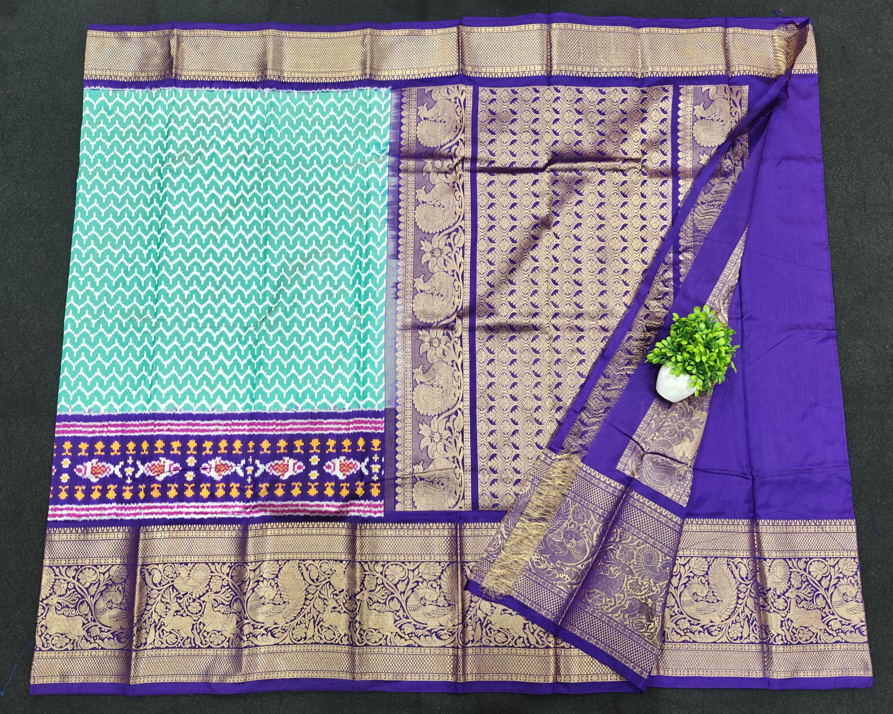 Pochampally Ikkat Pattu Sarees With Kanchi Border - pochampallysarees.com