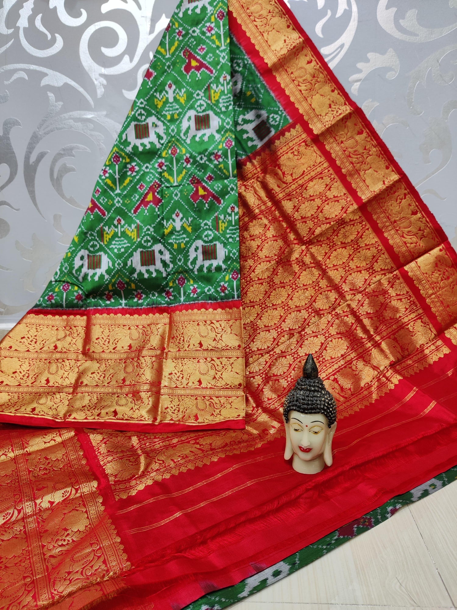 Pochampally Ikkat Pattu Sarees With Kanchi Border - pochampallysarees.com