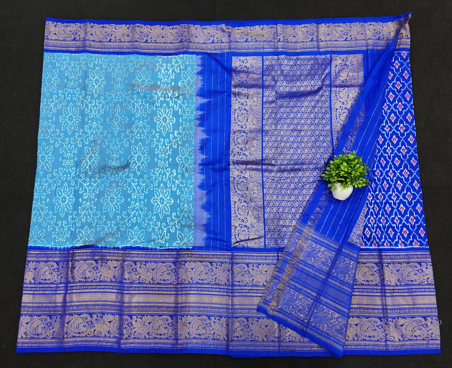 Pochampally Ikkat Pattu Sarees With Kanchi Border - pochampallysarees.com