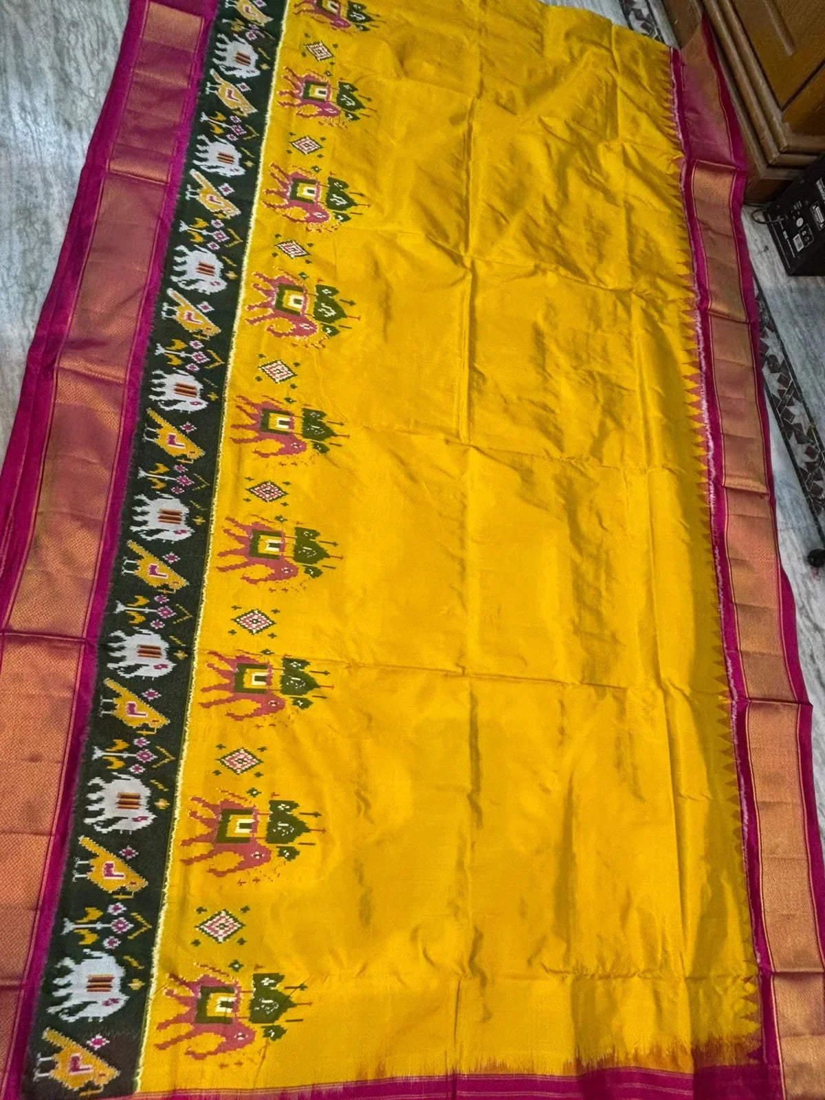 POCHAMPALLY IKKAT SILK BODY MANGO YELLOW BORDER PINK AND PALLU AND BLOUSE IKKAT DESIGN PINK SARI - pochampallysarees.com