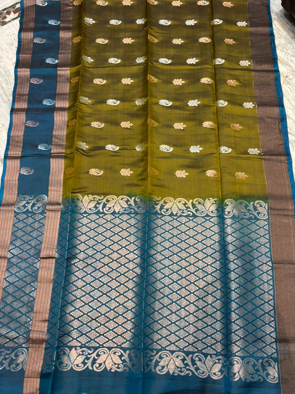 Elegant Olive Green Pure Soft Silk Saree with Teal Blue Zari Pallu | Traditional Festive Wear - pochampallysarees.com