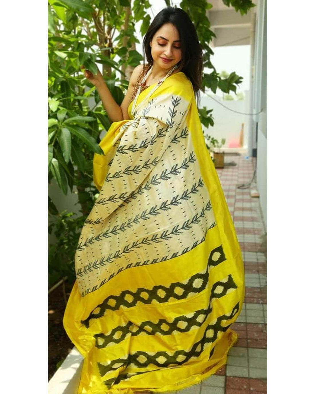 CREAM WITH YELLOW COLOR IKKAT SILK SAREE - pochampallysarees.com