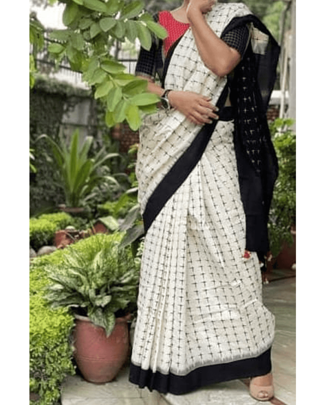 DOUBLE IKAT COTTON CREAM AND BLACK COLOR SAREE - pochampallysarees.com