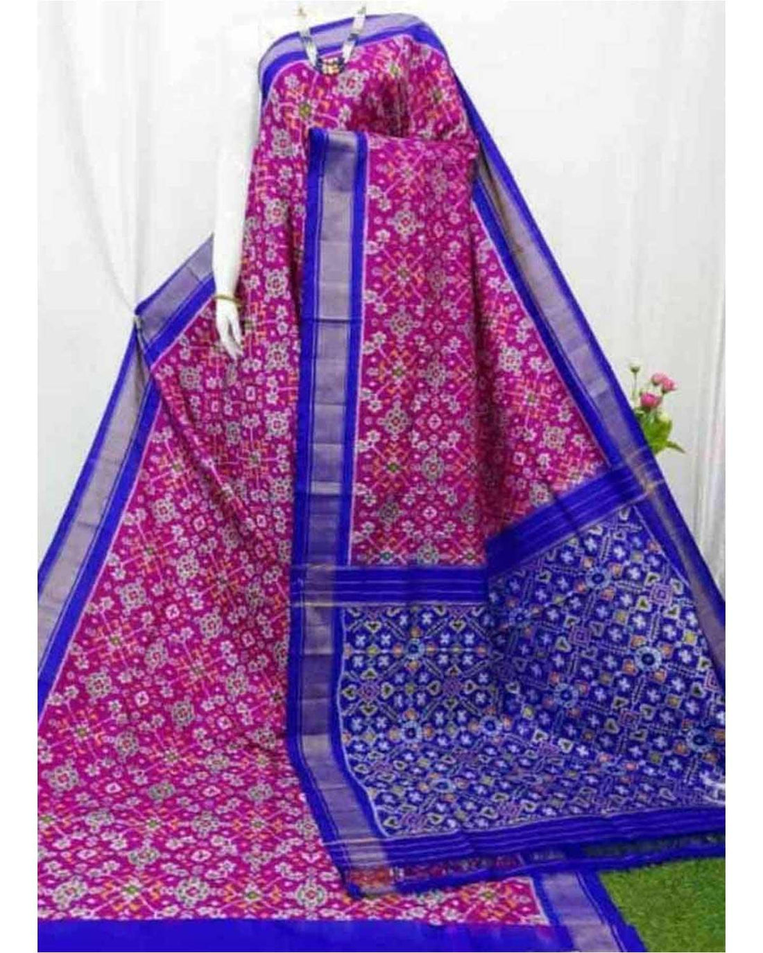 HAND WOVEN LATEST DESIGNER POCHAMPALLY IKAT PATOLA SILK PINK WITH BLUE BORDER SAREE - pochampallysarees.com