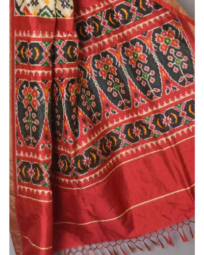 HAND WOVEN POCHAMPALLY DOUBLE IKKAT PANPATOLA CREAM COLOR SILK SAREE - pochampallysarees.com
