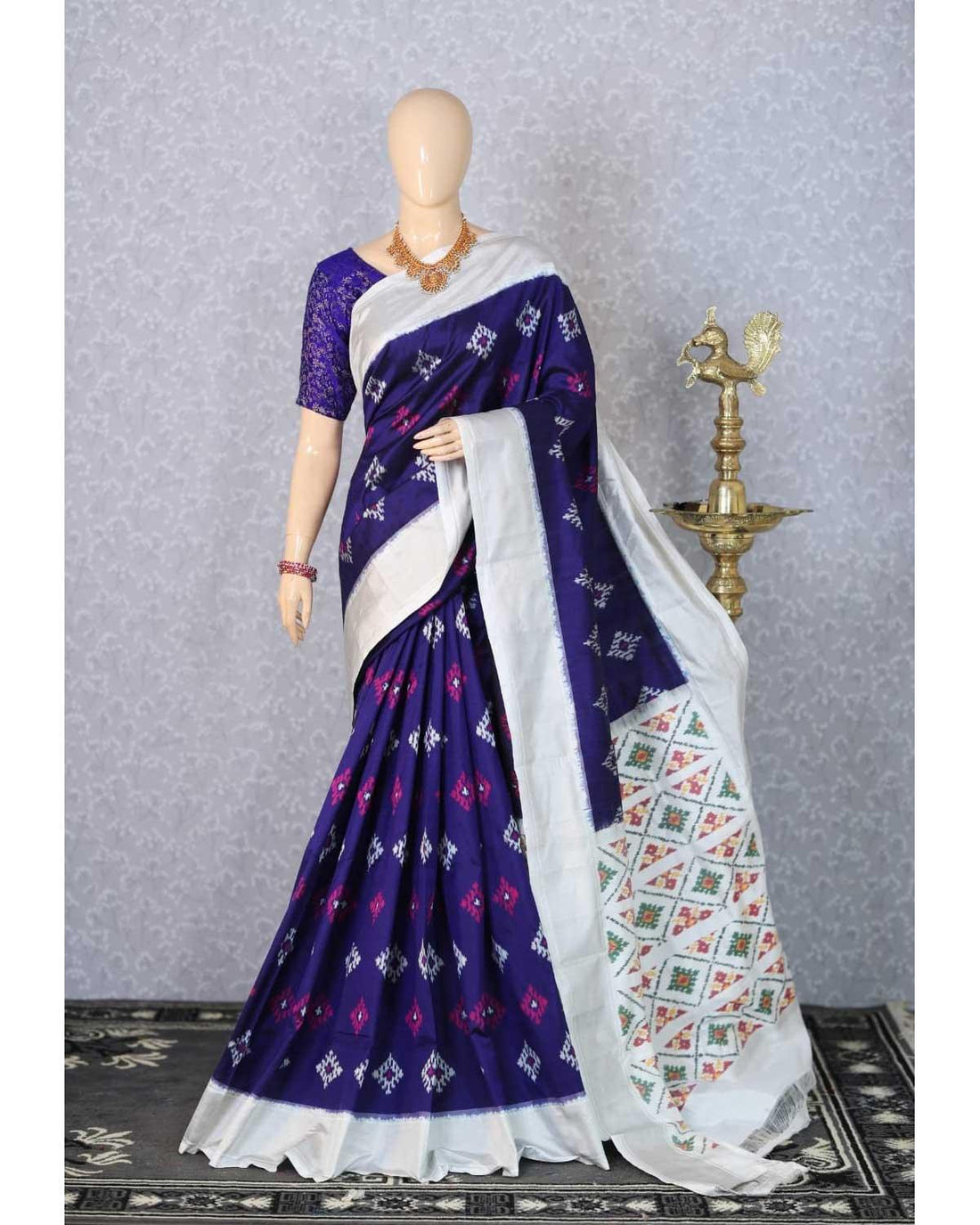 IKKAT SILK BLUE WITH WHITE COLOR SAREE - pochampallysarees.com