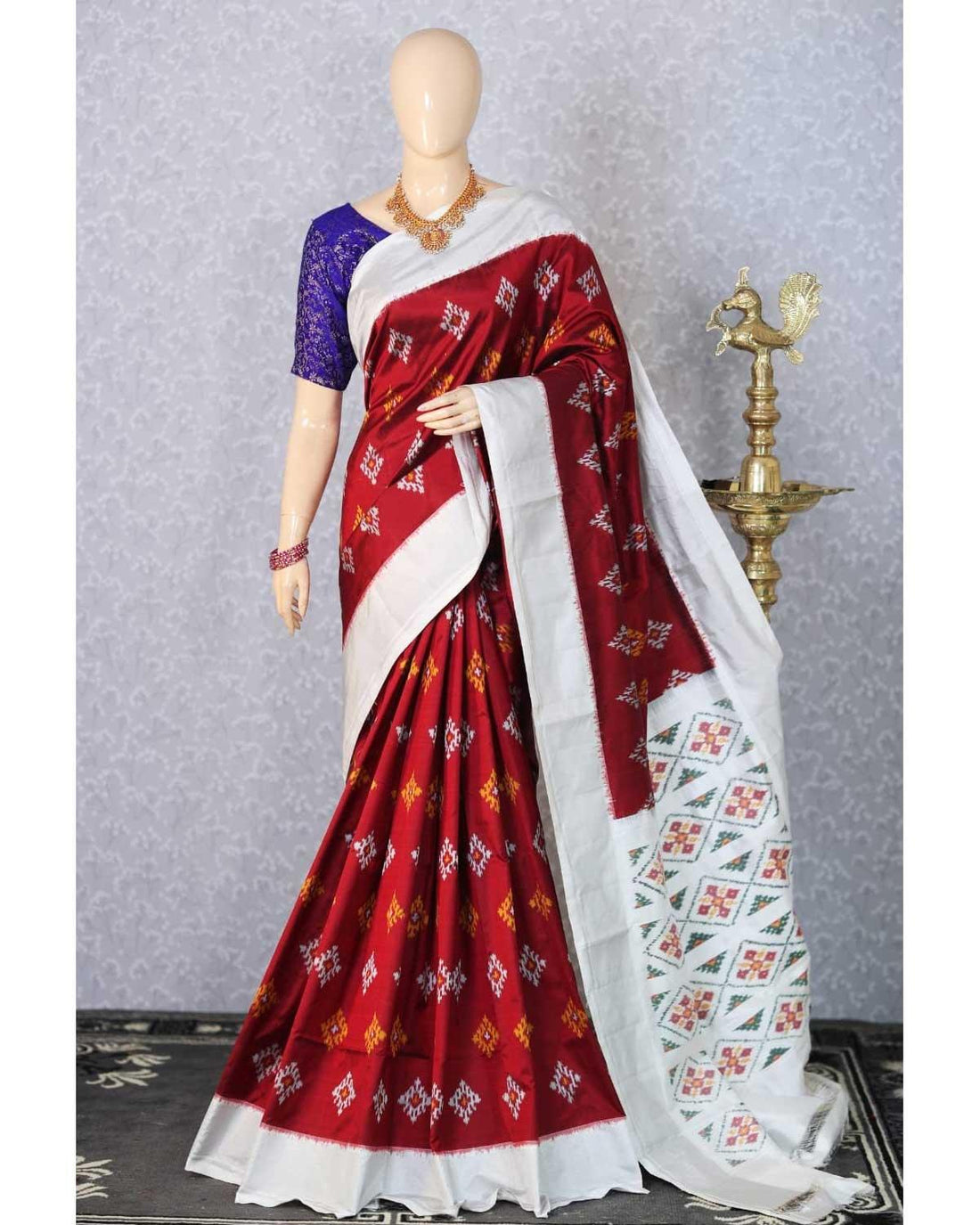 IKKAT SILK MAROON WHITH WHITE COLOR SAREE - pochampallysarees.com